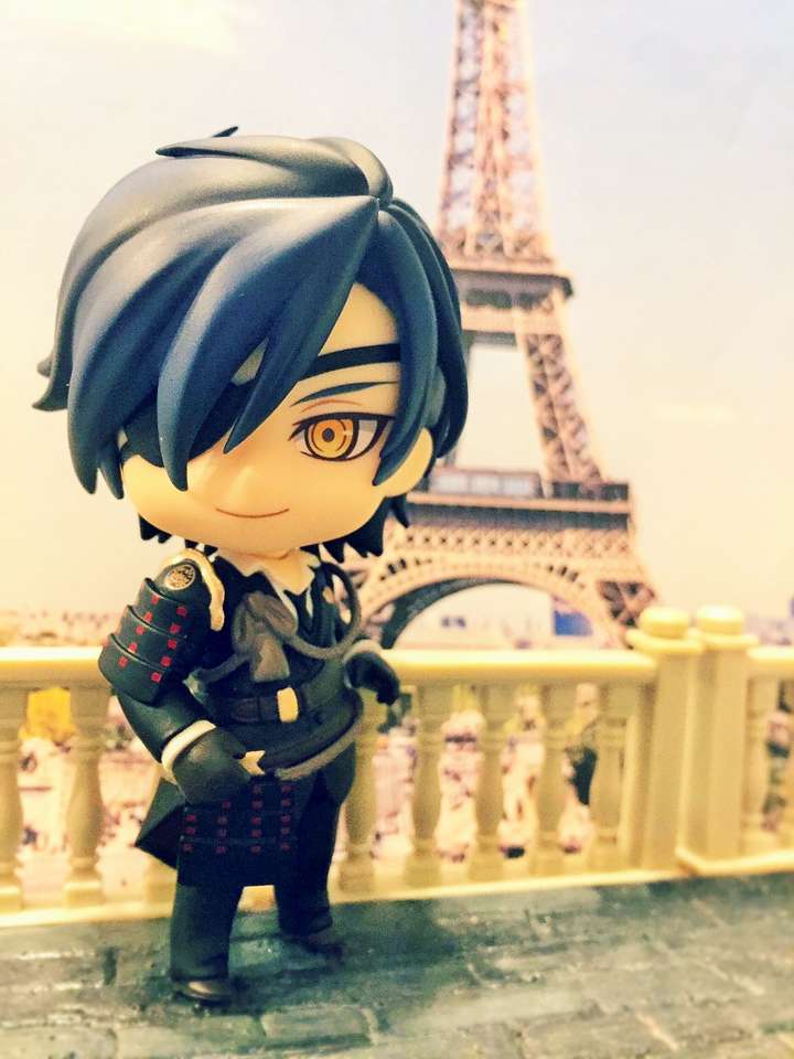 Mitsu w Paryżu przed Wieżą Eiffla puzzle online