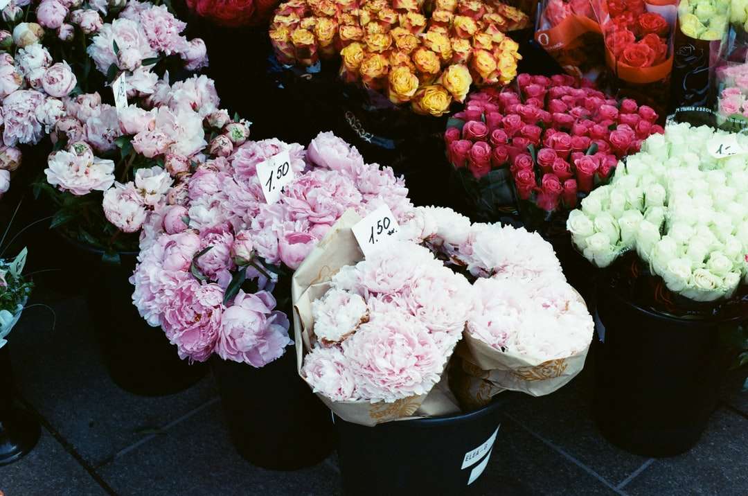 bukiet białych i różowych kwiatów puzzle online