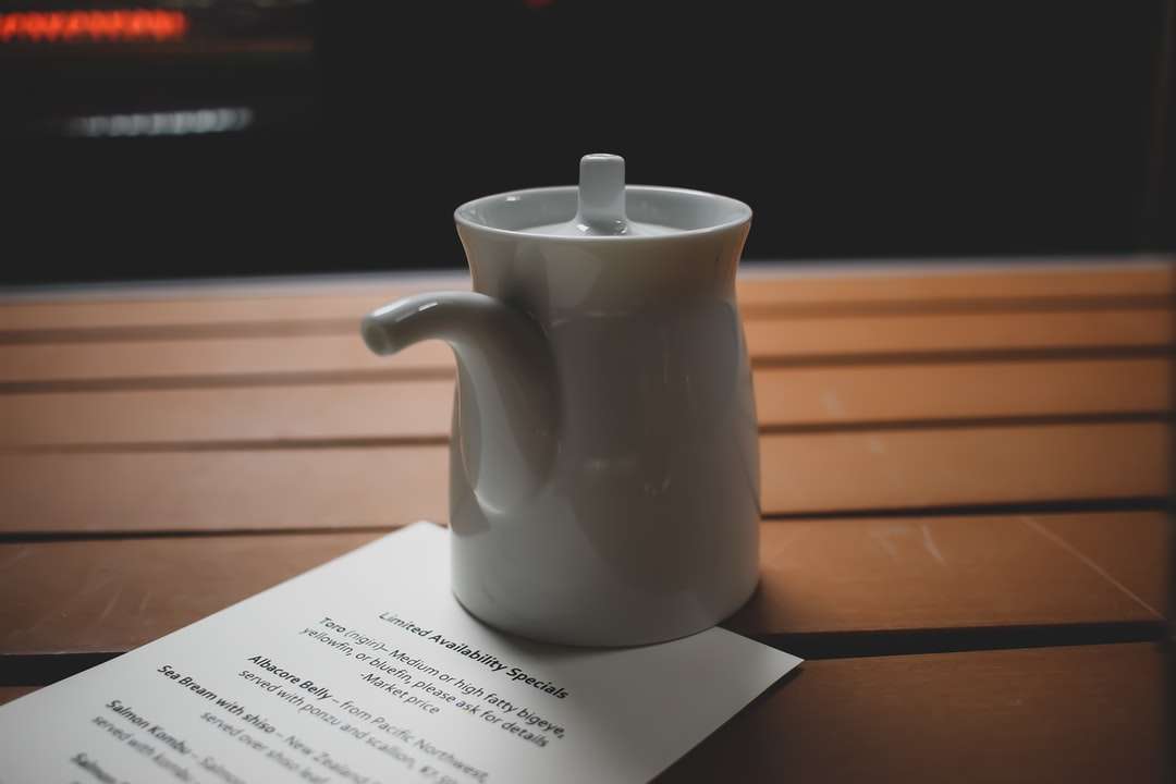 biały ceramiczny czajnik na białym papierze do drukarki puzzle online