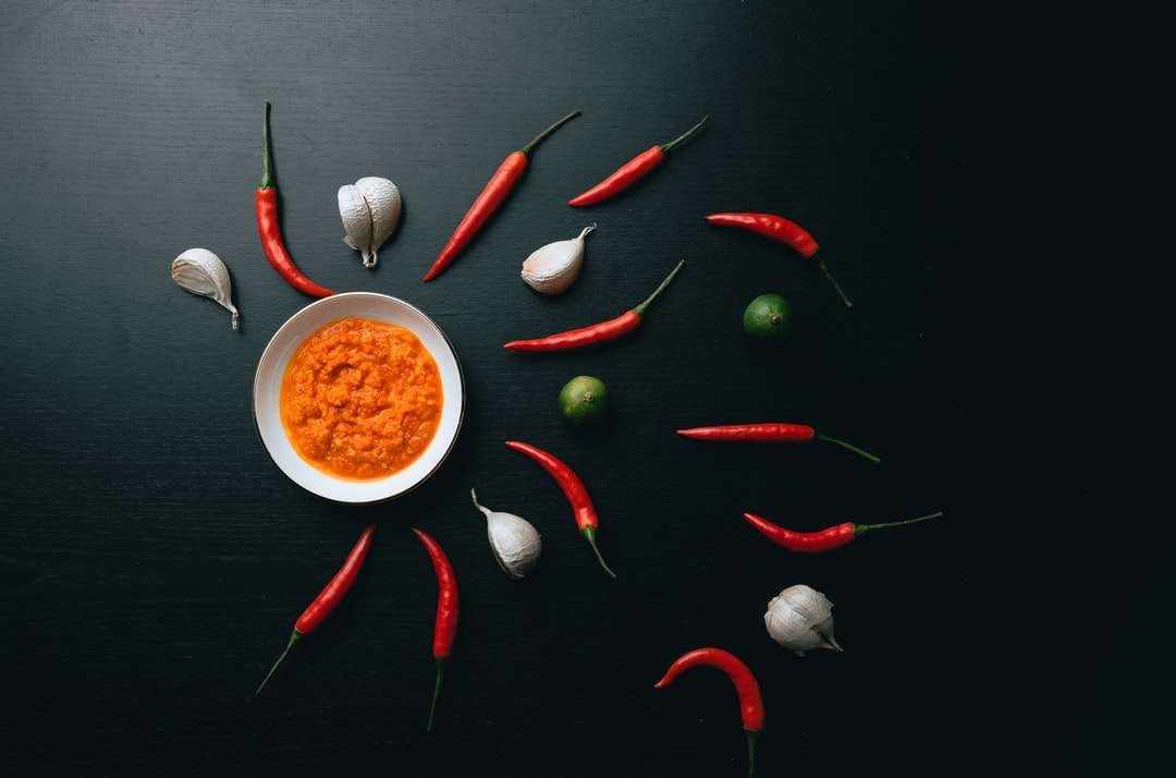 czerwona papryczka chili i zielone chili na białej ceramicznej misce puzzle online