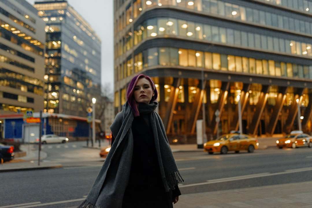 kobieta w czarnym płaszczu stojąc na drodze w ciągu dnia puzzle online