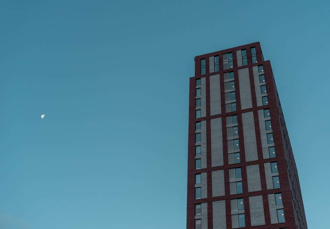 czerwony i czarny budynek pod błękitnym niebem puzzle online
