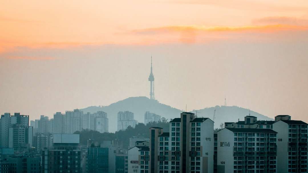panoramę miasta pod pomarańczowym niebem puzzle online
