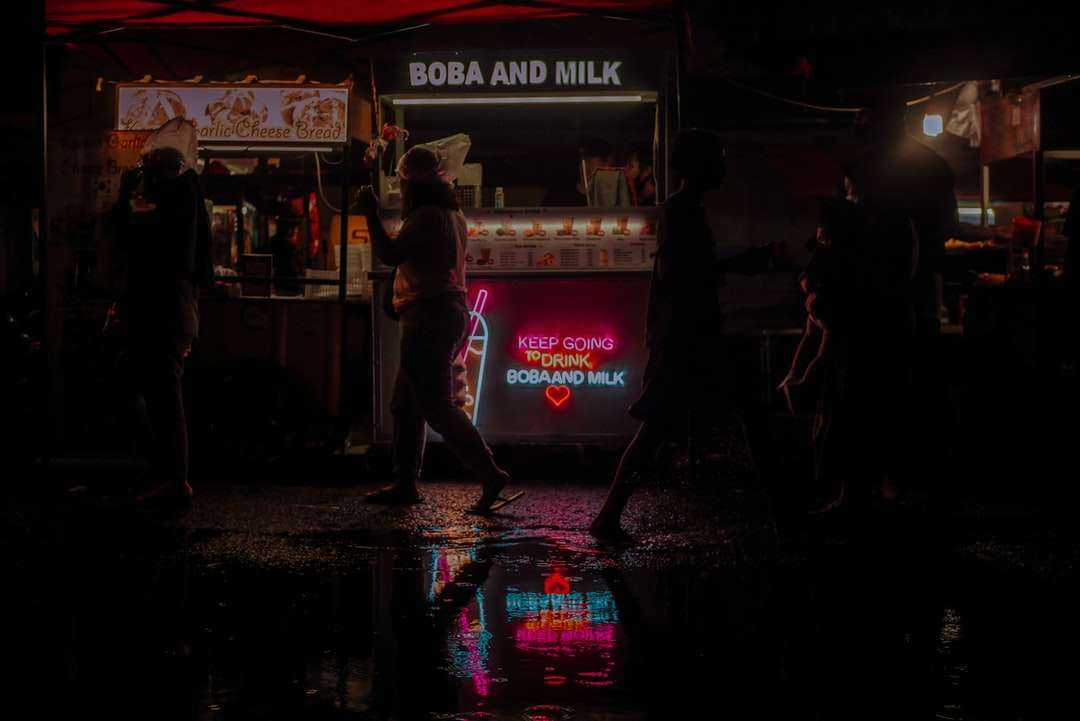 ludzie spacerujący po ulicy w nocy puzzle online