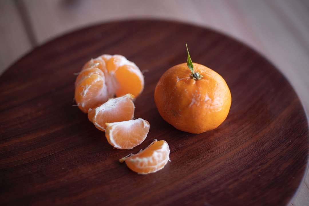plasterki pomarańczy na brązowym drewnianym stole puzzle online