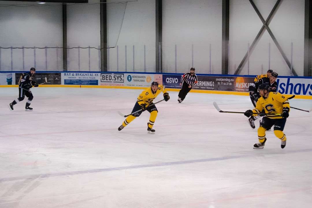 mężczyzna w żółtej koszuli gry w hokeja na lodzie puzzle online