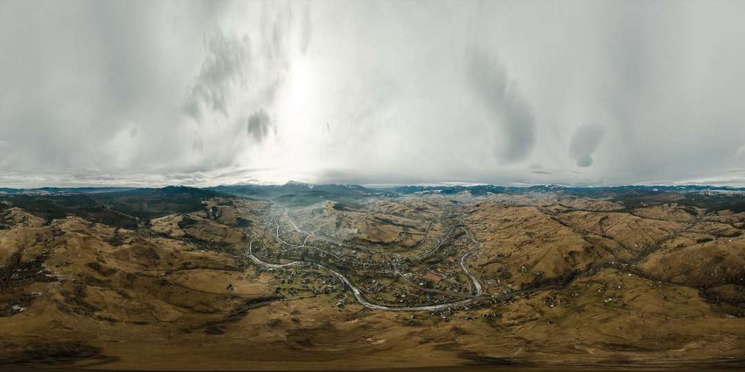 brązowo-czarna skalista góra pod białymi chmurami puzzle online