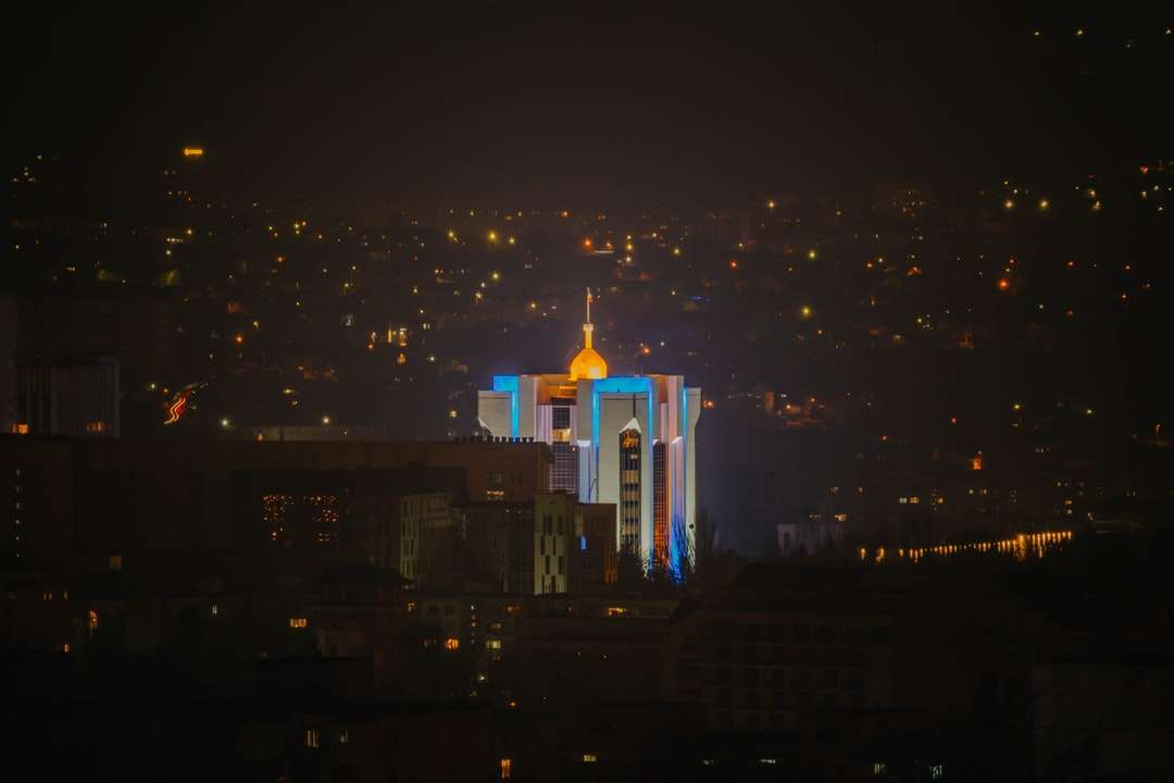biało-złota katedra w porze nocnej puzzle online