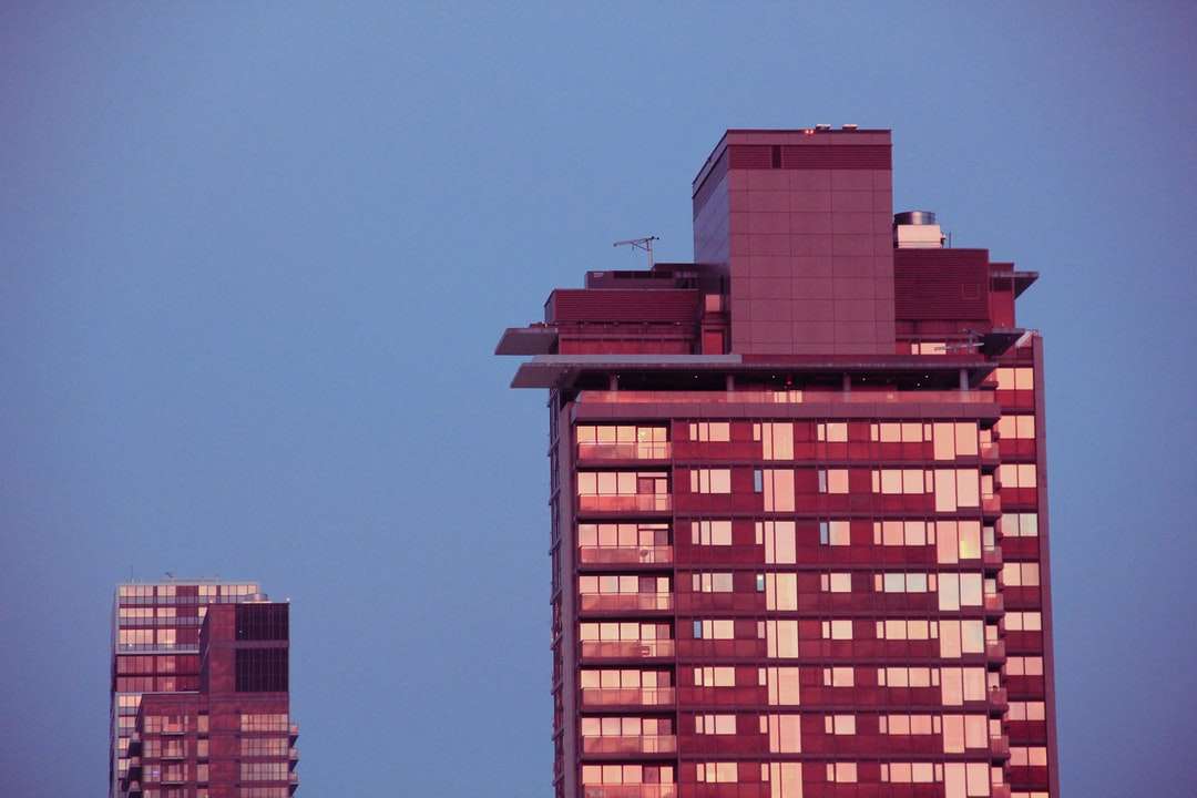 brązowy betonowy budynek pod błękitne niebo w ciągu dnia puzzle online