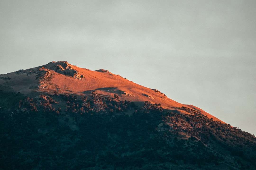brązowa góra pod szarym niebem puzzle online