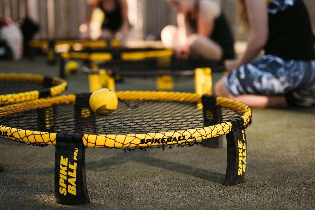żółta piłka tenisowa na czarno-żółtej trampolinie puzzle online