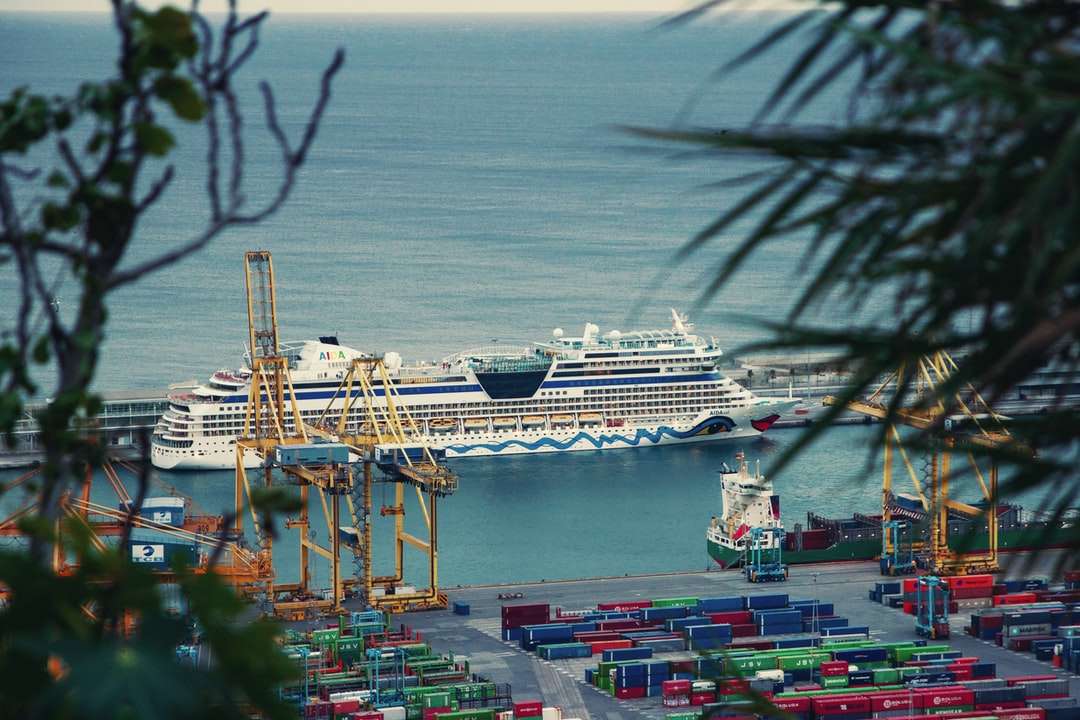 biały i niebieski statek na morzu w ciągu dnia puzzle online