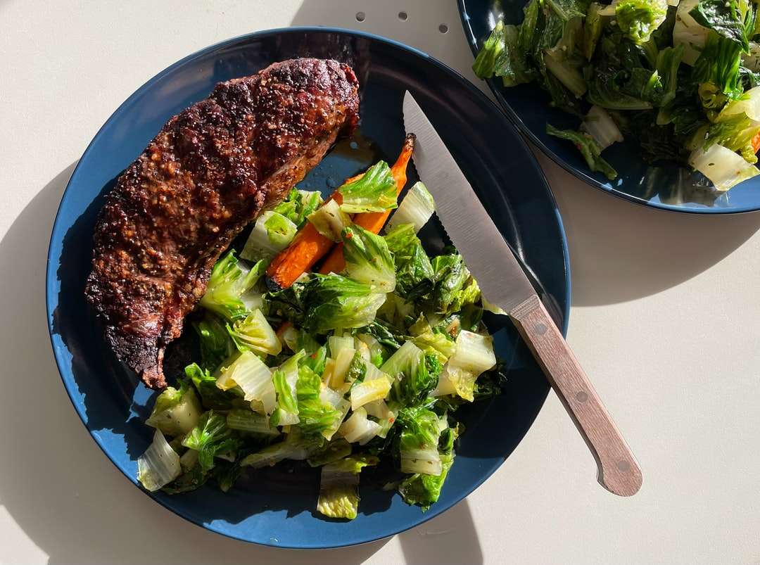 gotowane mięso z warzywami na czarnym talerzu puzzle online