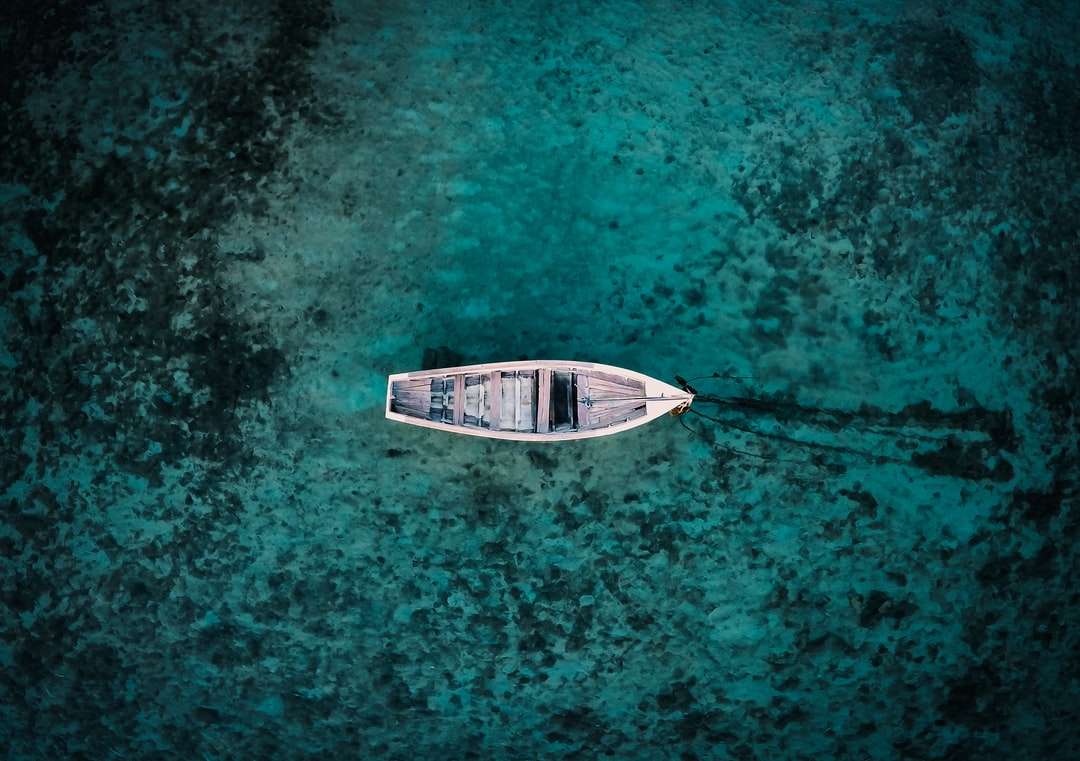 biała łódź na akwenie puzzle online