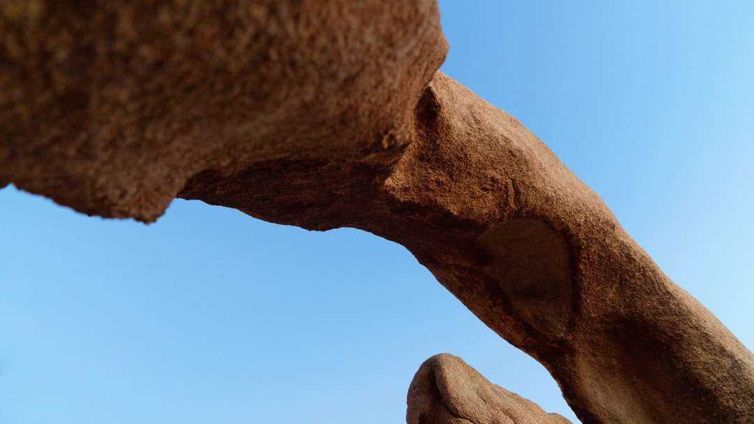 brązowa formacja skalna pod błękitnym niebem w ciągu dnia puzzle online