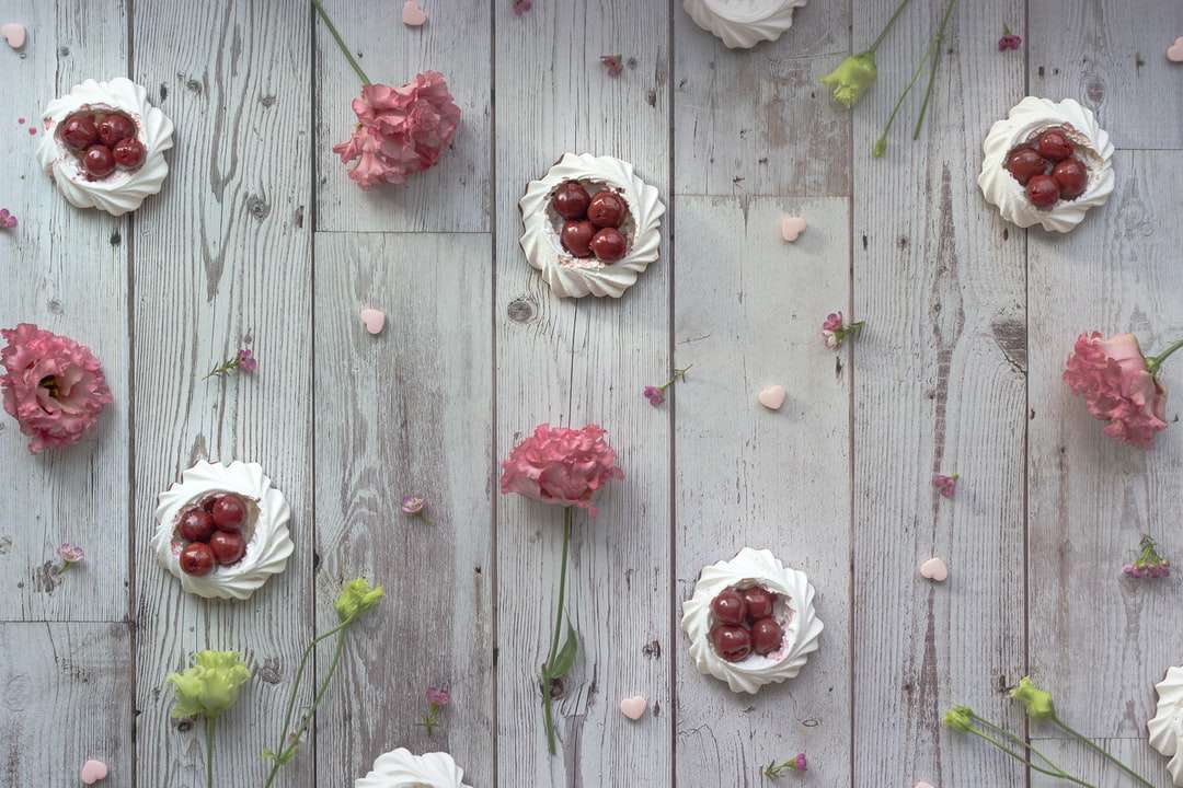 białe i czerwone róże na szarej drewnianej powierzchni puzzle online