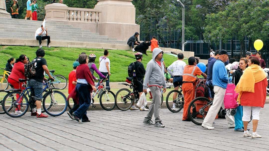 ludzie jeżdżący na rowerze po szarej betonowej drodze w ciągu dnia puzzle online