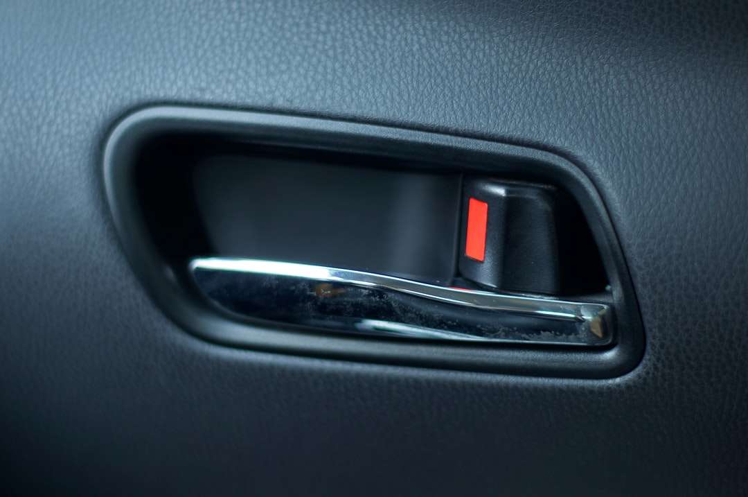 czarna klamka do drzwi samochodu puzzle online