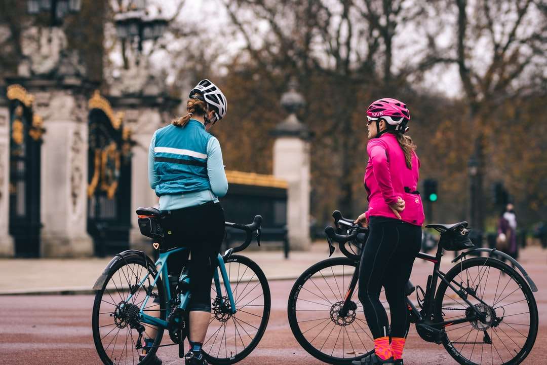 2 kobiety jeżdżące na rowerze w ciągu dnia puzzle online