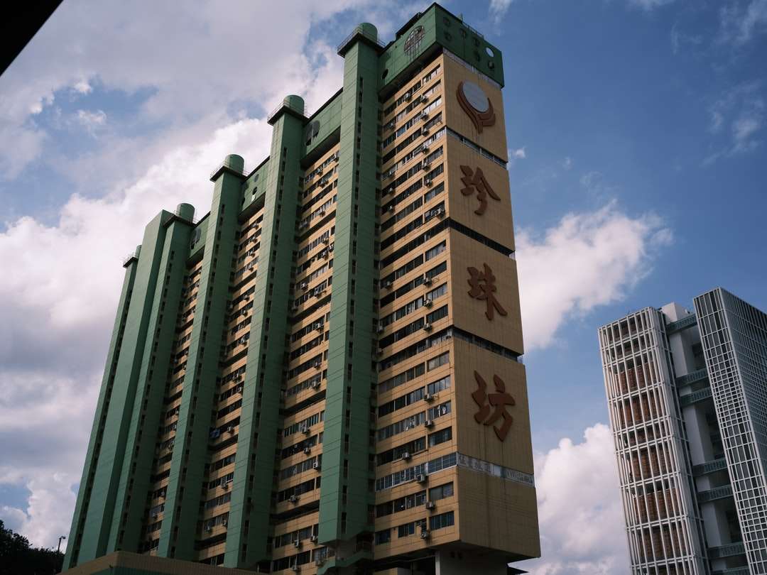 zielony i brązowy betonowy budynek pod błękitnym niebem puzzle online