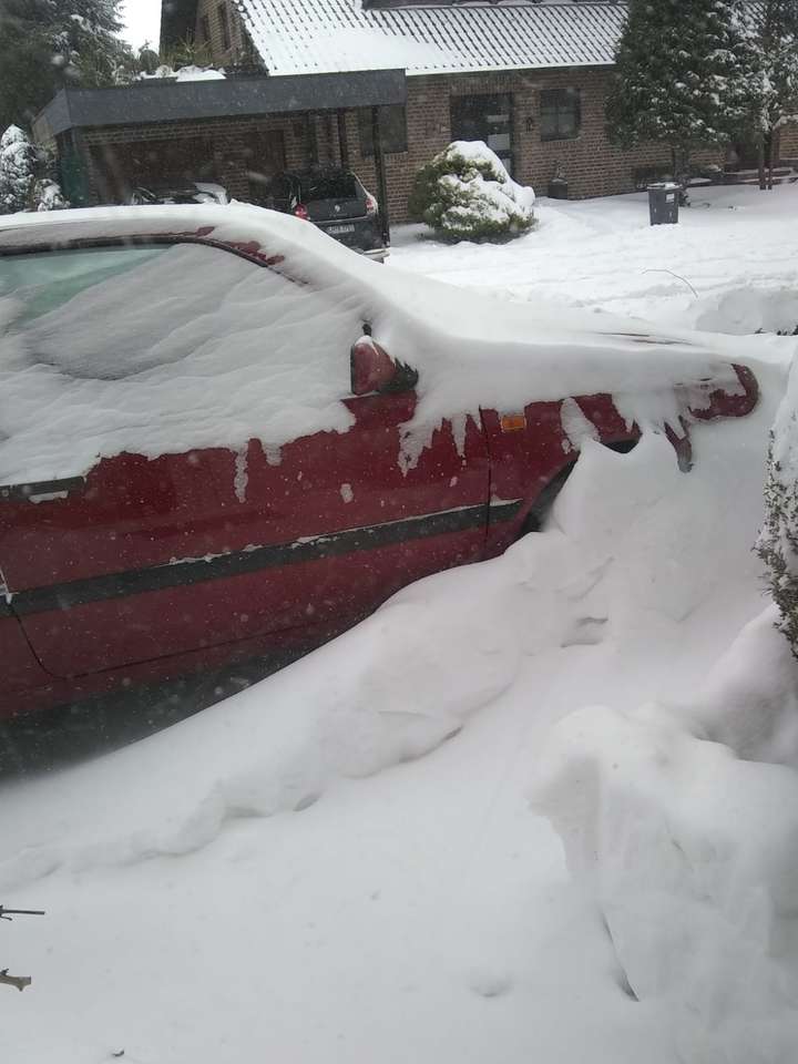 Samochód tonie w śniegu puzzle online