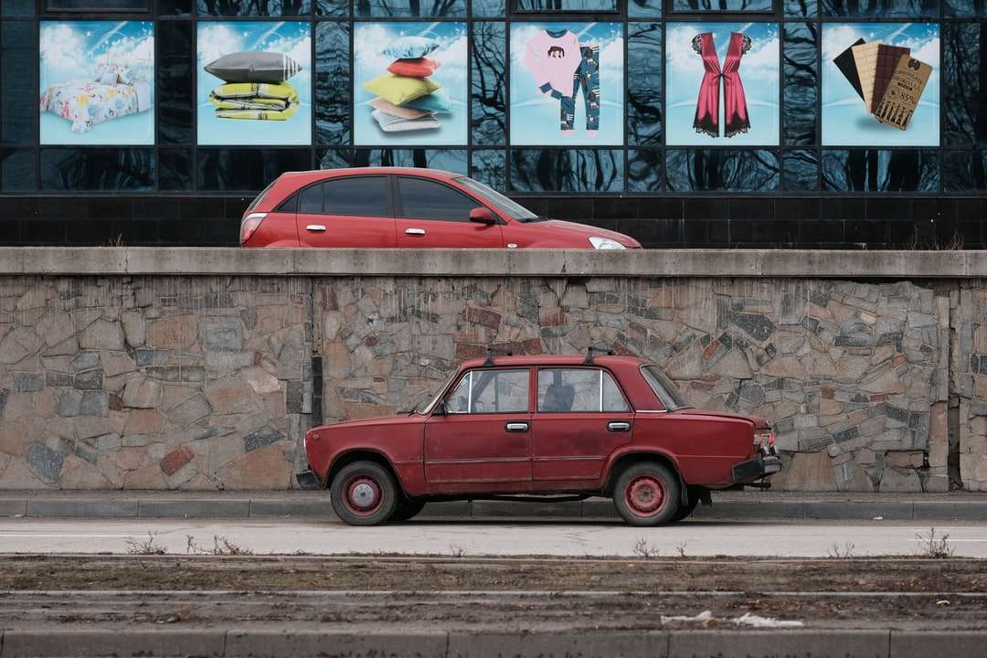 czerwony sedan zaparkowany przy ścianie z graffiti puzzle online