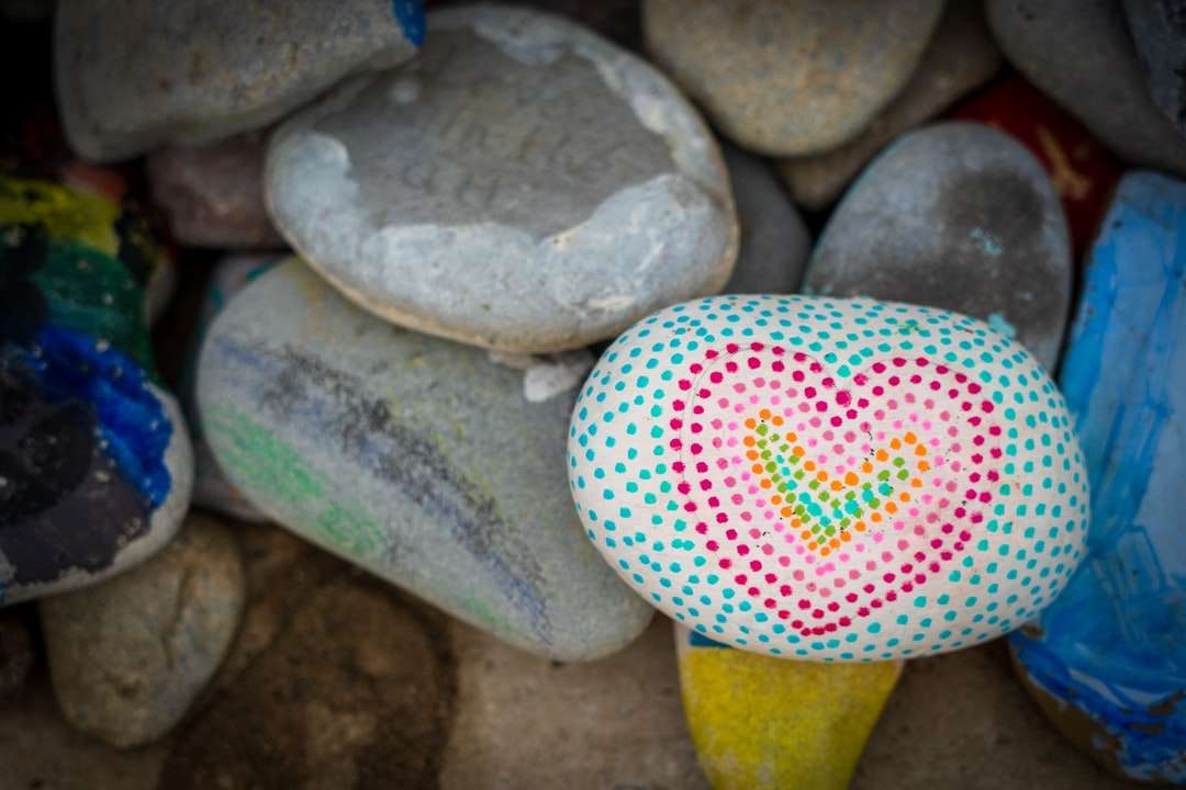 biały i różowy kamień w kształcie serca puzzle online