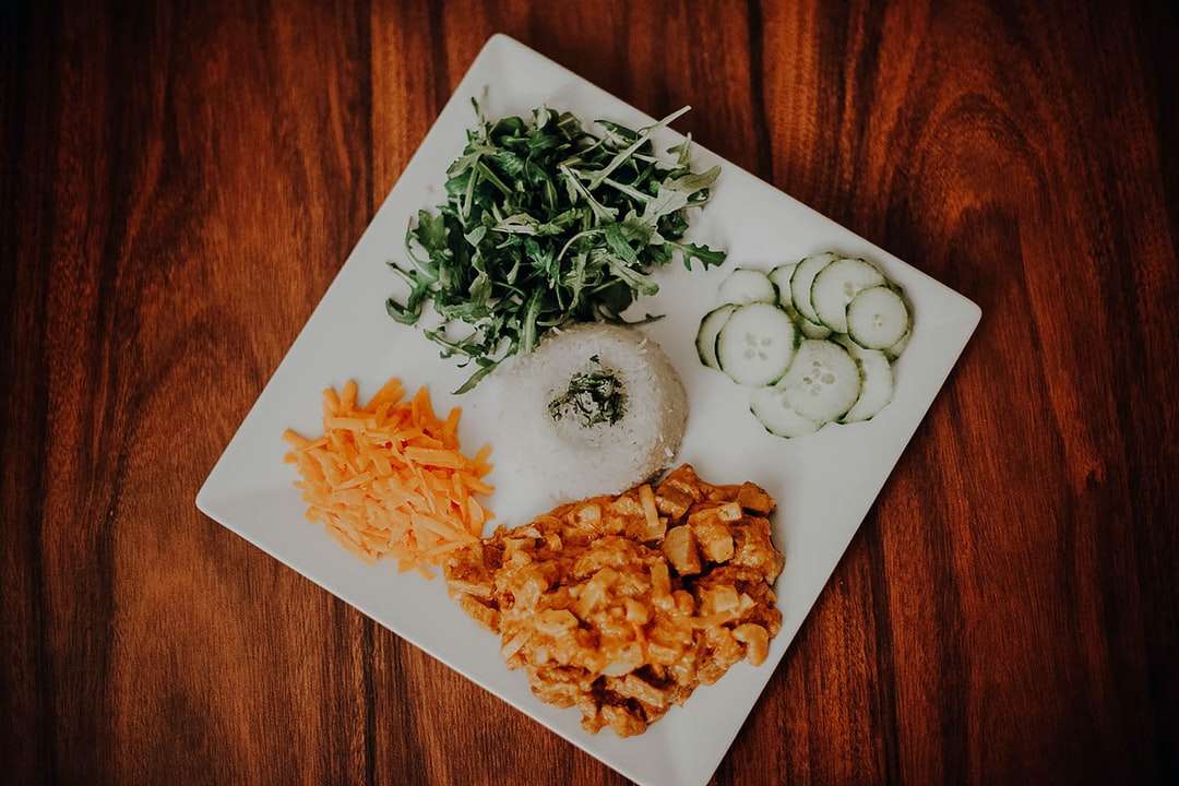 gotowany ryż z warzywami na białym talerzu ceramicznym puzzle online