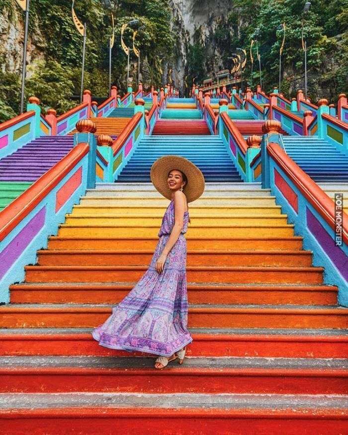 kolorowe schody w kualal umpur puzzle online