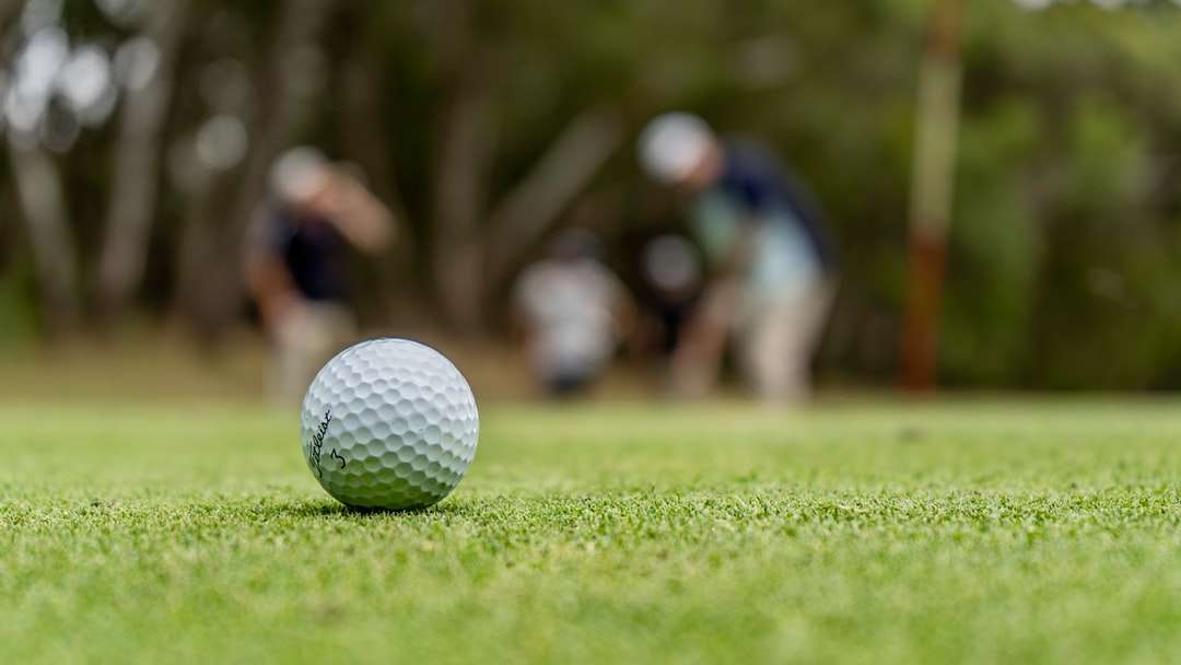 biała piłka golfowa na polu zielonej trawie w ciągu dnia puzzle online