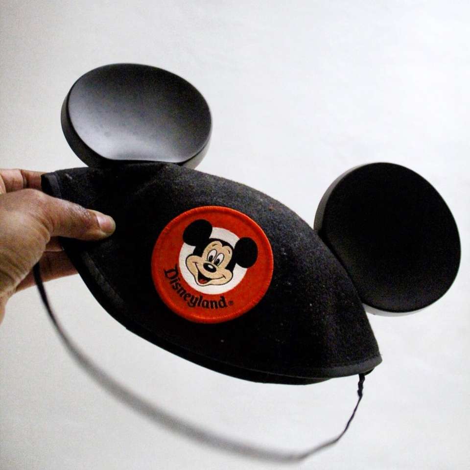 osoba trzymająca czapkę Myszki Miki puzzle online