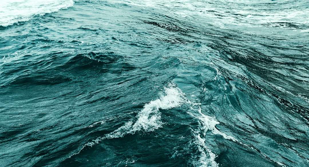 fale oceanu rozbijające się o brzeg w ciągu dnia puzzle online