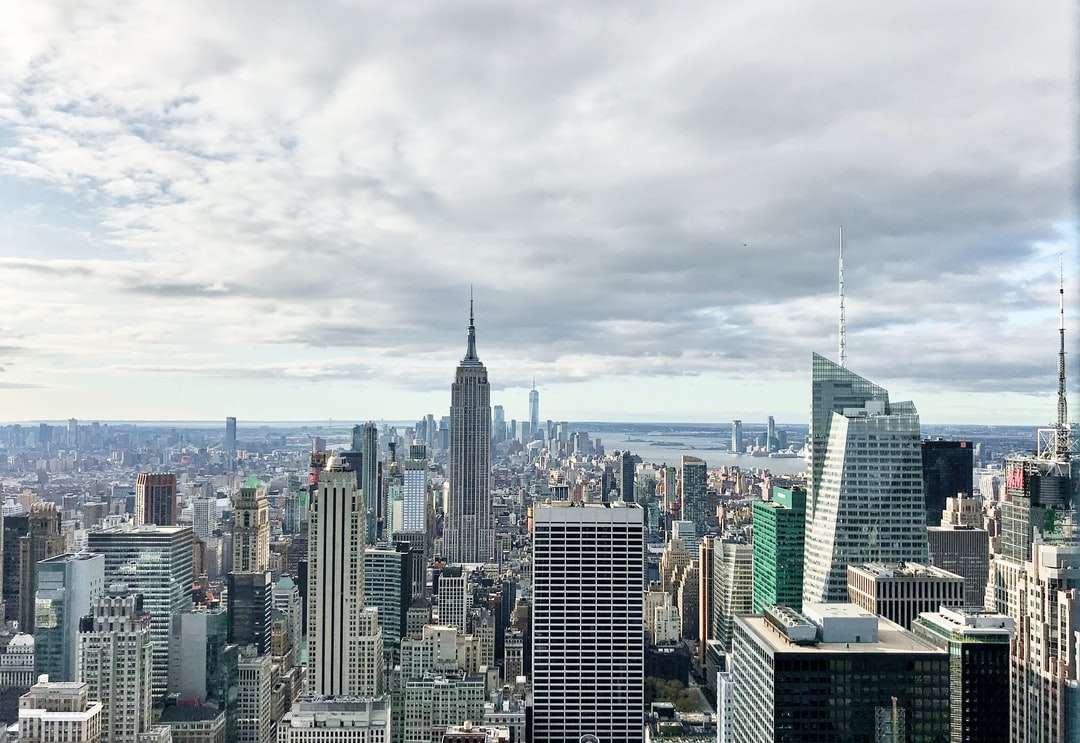 panoramę miasta pod białymi chmurami w ciągu dnia puzzle online
