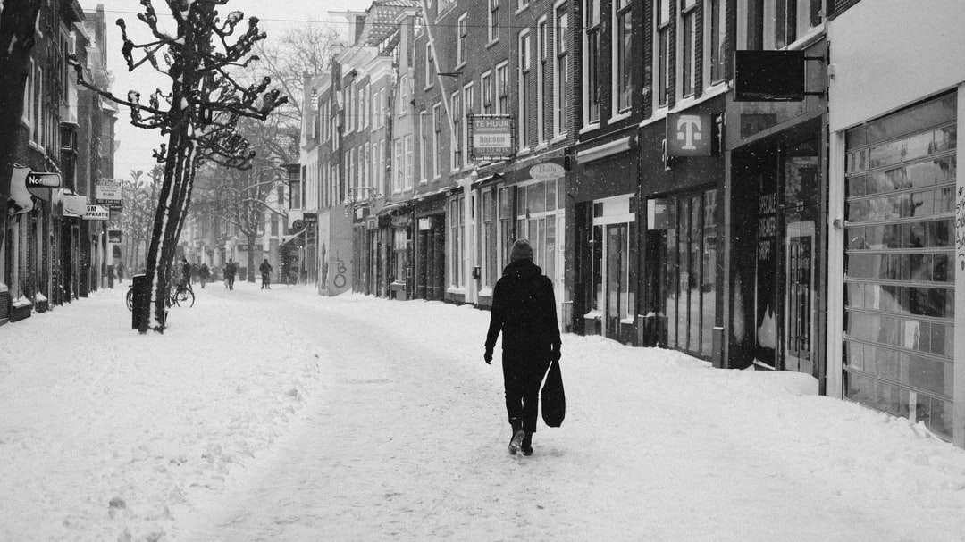 osoba w czarnym płaszczu, chodzenie po zaśnieżonej drodze puzzle online