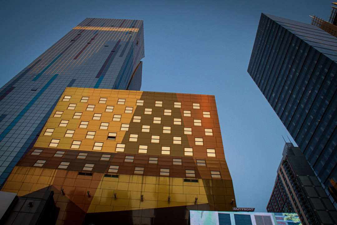 brązowy i niebieski betonowy budynek w ciągu dnia puzzle online