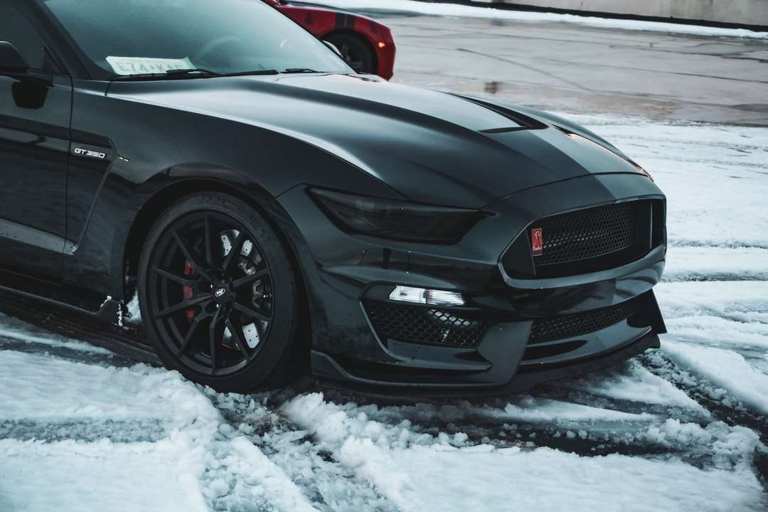 czarny mercedes benz coupe na zaśnieżonej drodze puzzle online