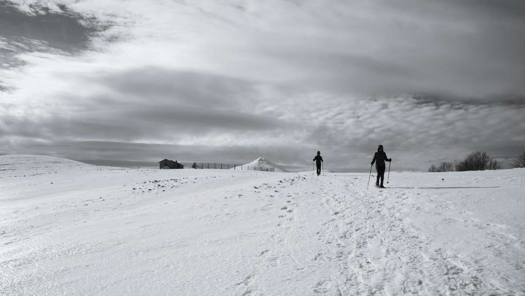 2 osoby chodzą po zaśnieżonej ziemi w ciągu dnia puzzle online