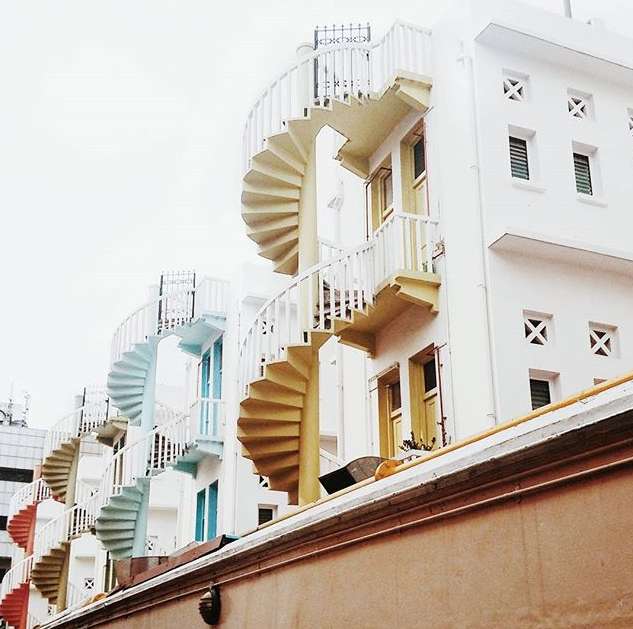 kolorowe schody w singapurze puzzle online
