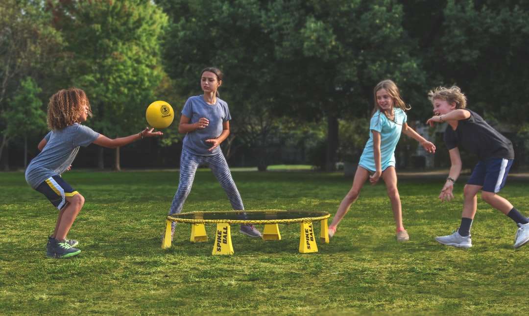 2 kobiety grające w piłkę nożną na zielonej trawie w ciągu dnia puzzle online