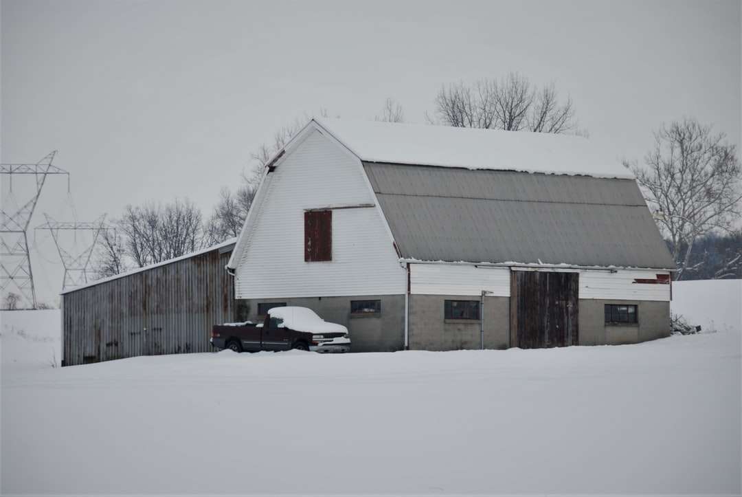 brązowy drewniany dom na ziemi pokrytej śniegiem puzzle online