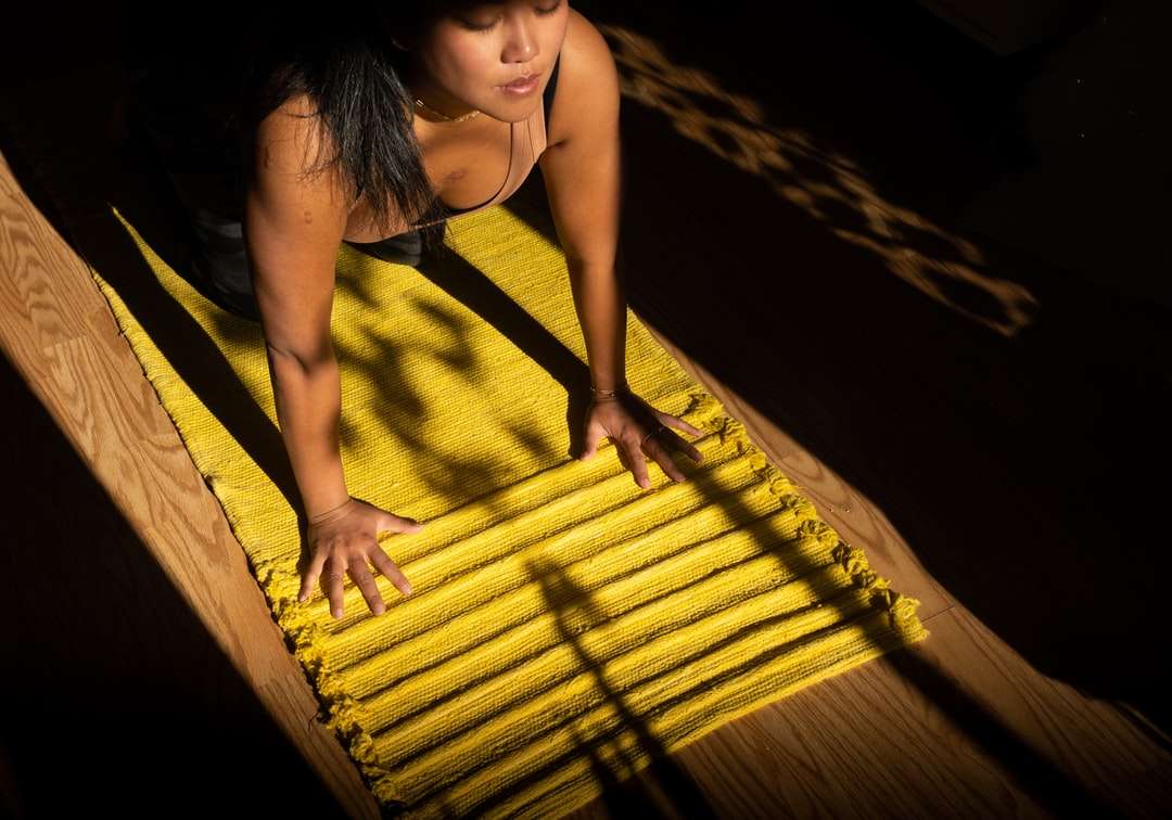 kobieta w żółtym podkoszulku stojącym na brązowym drewnianym doku puzzle online
