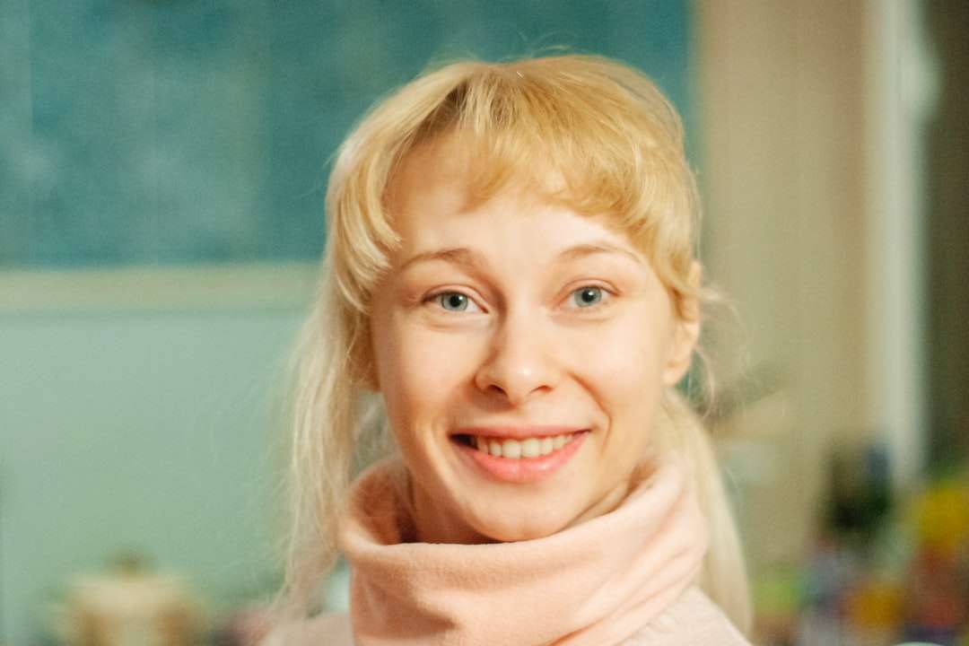 uśmiechnięta blondynka ubrana w biały szal puzzle online