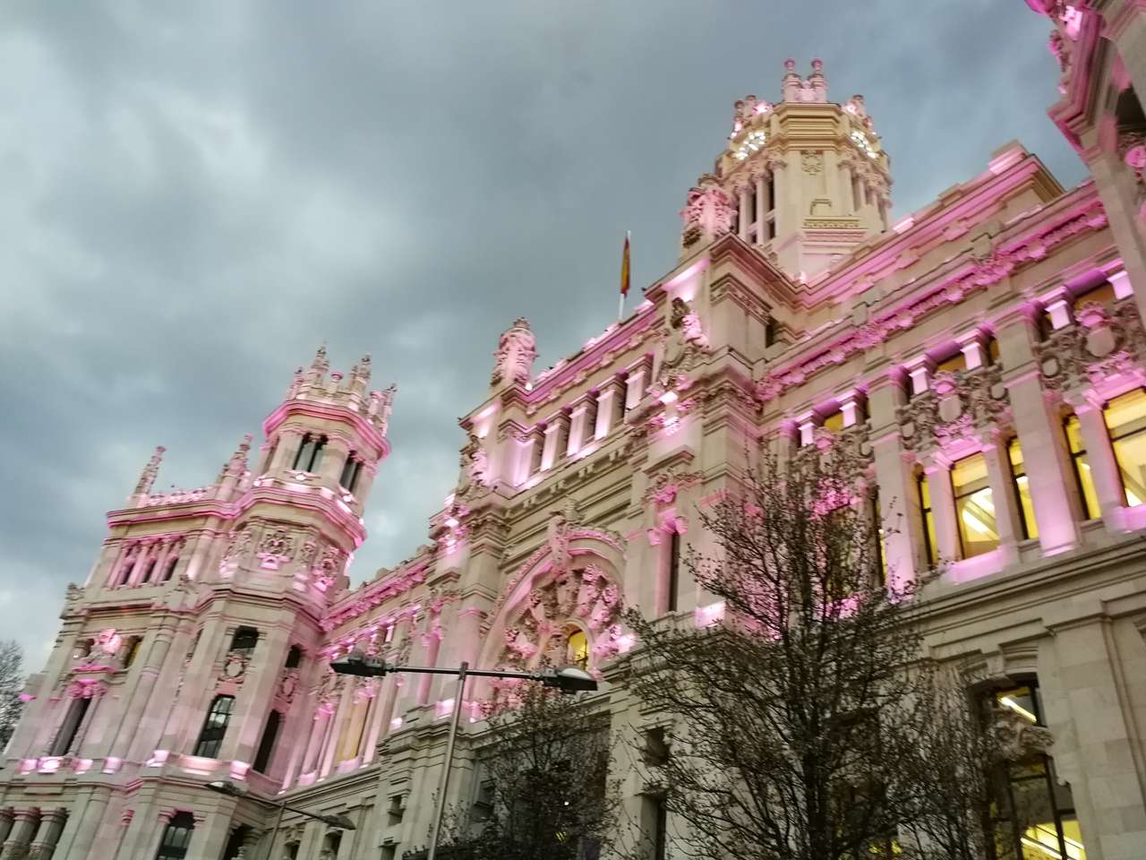 Madryt w kolorze różowym puzzle online