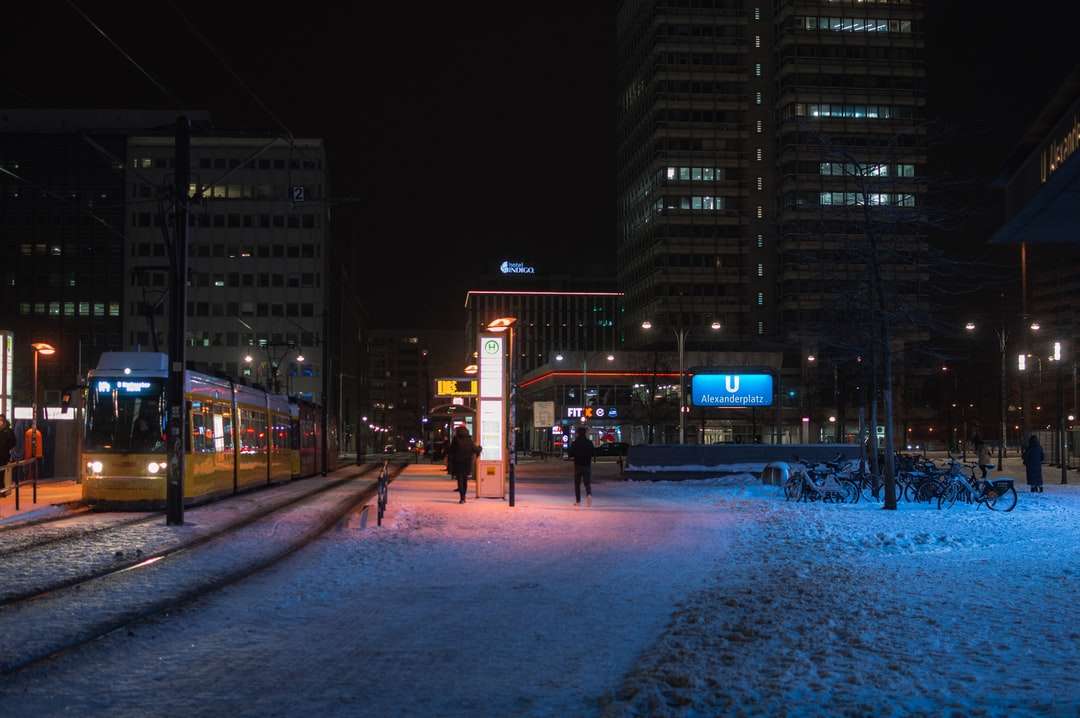 ludzie spacerujący po ulicy w porze nocnej puzzle online