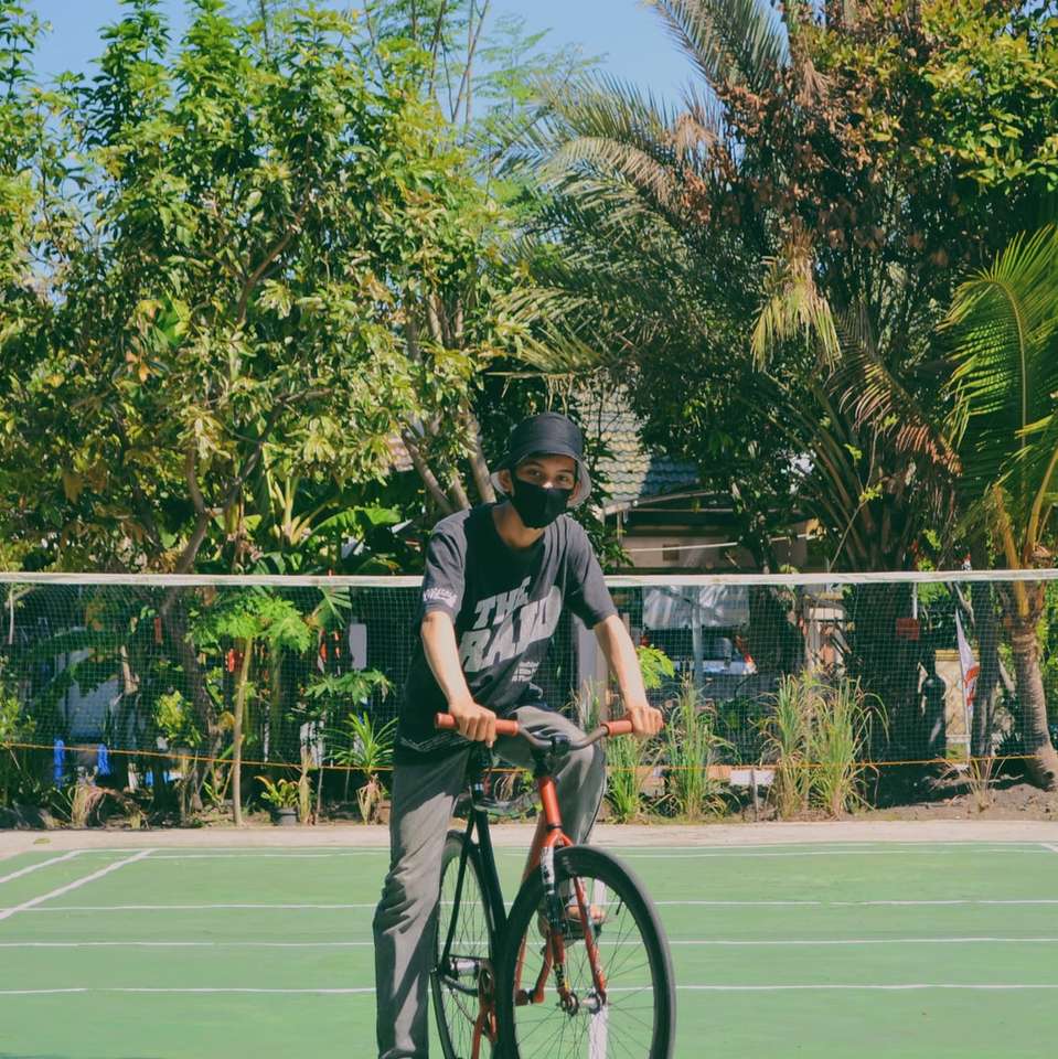 mężczyzna w czarnym kasku, jazda na rowerze na torze puzzle online