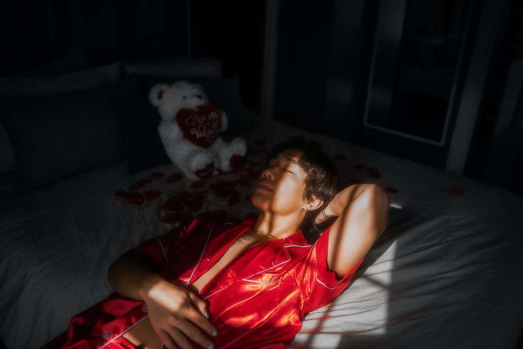 dziewczyna w czerwonym podkoszulku bez rękawów, leżąc na łóżku puzzle online