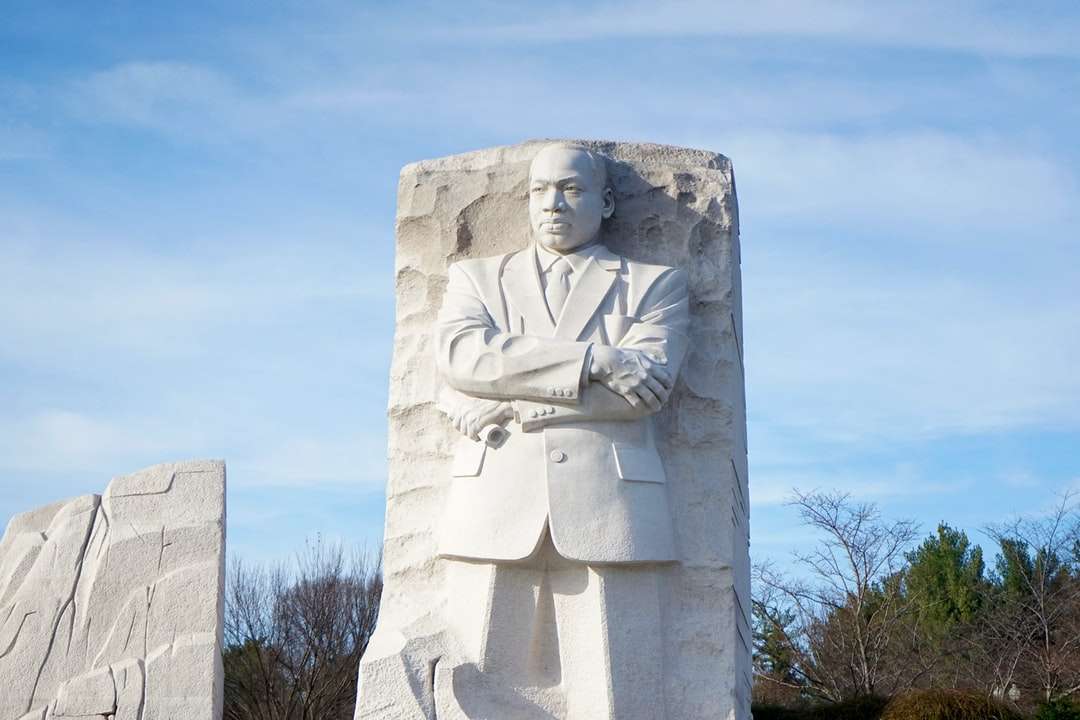 twarz mężczyzny pomnik pod błękitnym niebem w ciągu dnia puzzle online