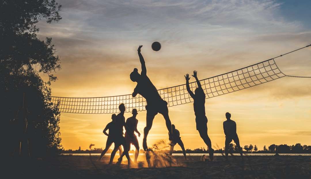 sylwetka ludzi grających w koszykówkę podczas zachodu słońca puzzle online