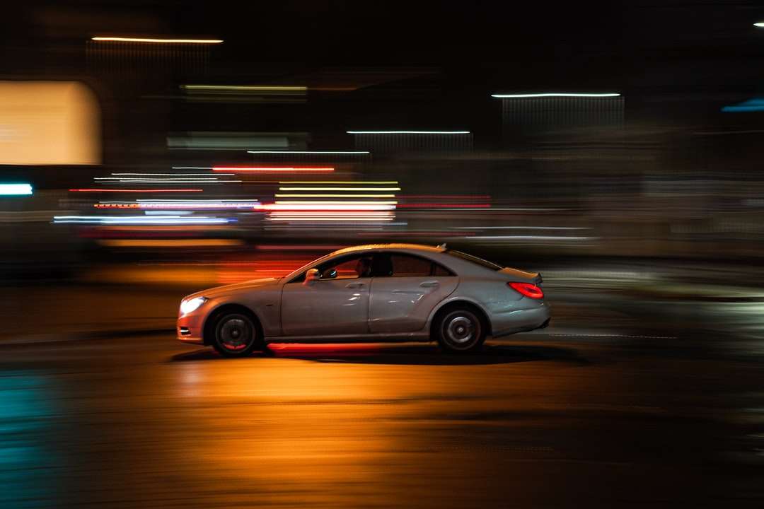 czarny sedan na drodze w porze nocnej puzzle online