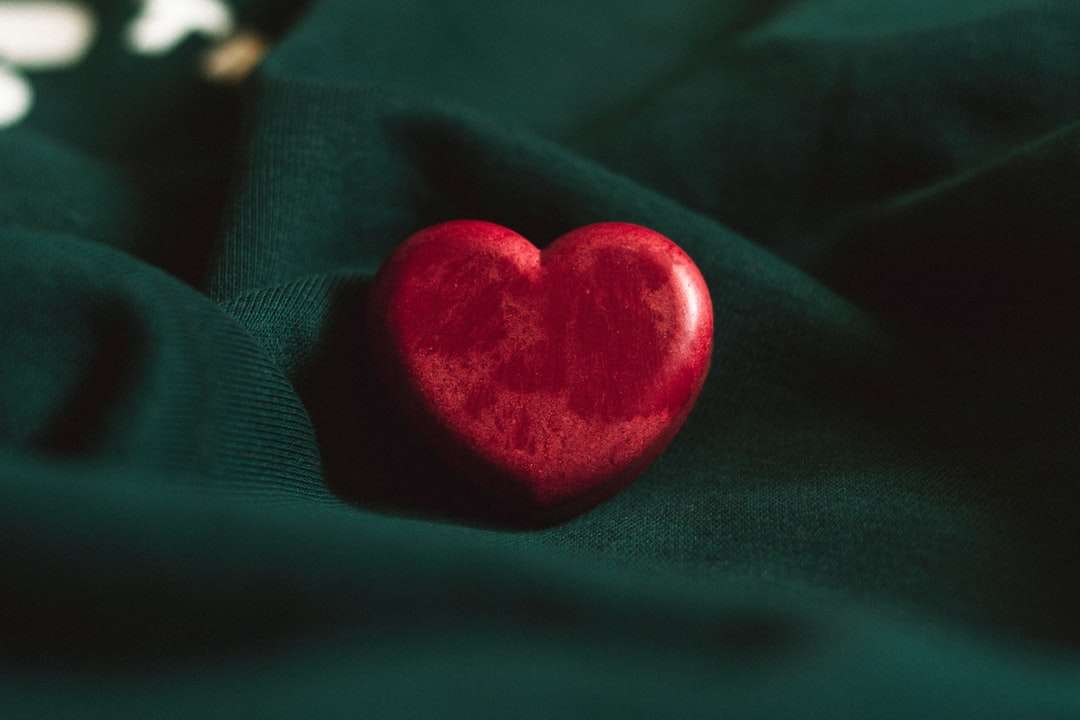czerwony ornament w kształcie serca na zielonej tkaninie puzzle online